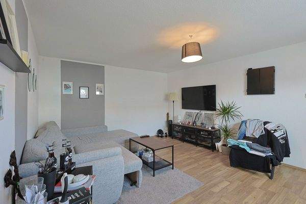 Wohnzimmer Wohnung rechts