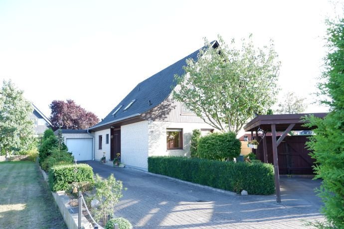 Zweifamilienhaus mit Garage und Carport