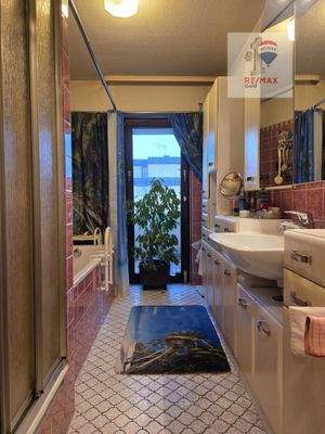 Bad mit Zugang zum kleineren Balkon