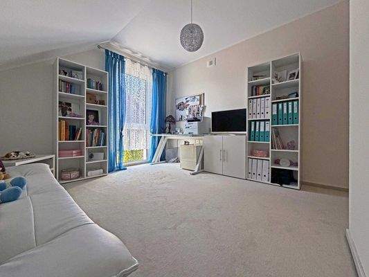 DG Schlafzimmer 3: Heller Platz für Homeoffice mit Blick nach draußen