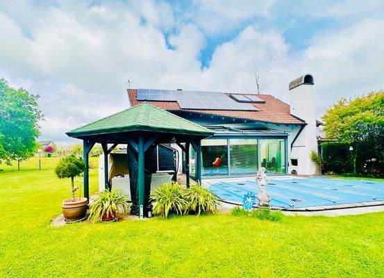 Pool mit Pavillon.jpeg