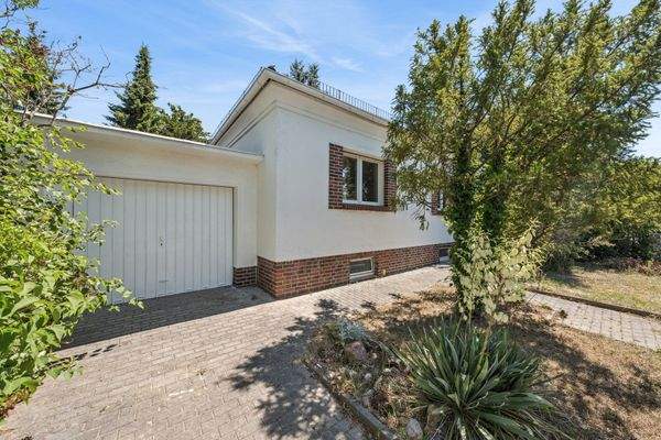 Außenansicht mit Garage