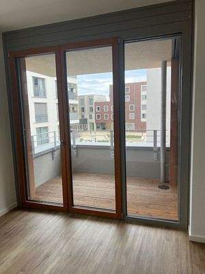 Balkontür mit Stadtblick
