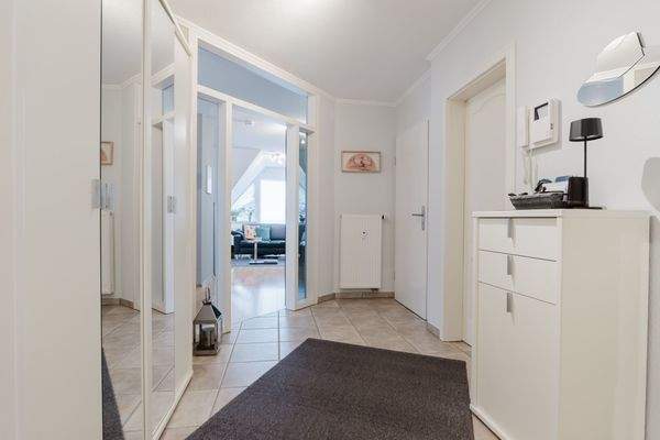 Wohnungseingang mit Blick zum Wohn- und Esszimmer