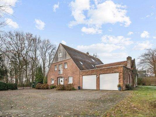 Vorderseite und Garagen