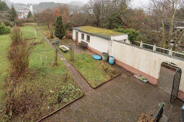 Garten Seite Garage + Gartenhäuschen