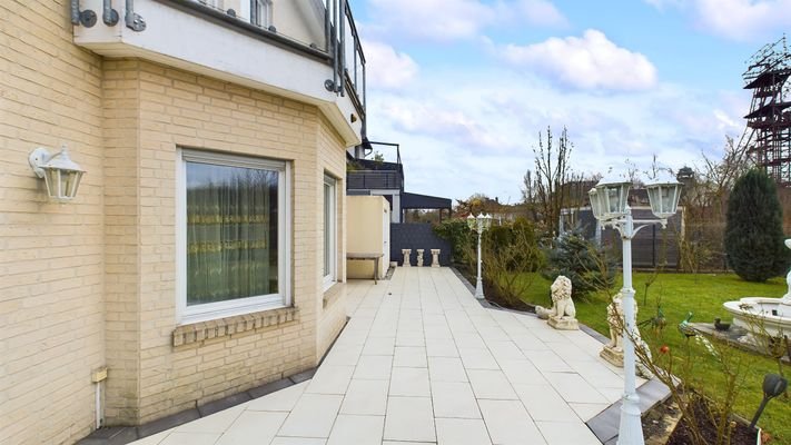 Terrassenfläche & Gartenzugang