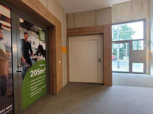 Barrierefreier Eingang und Aufzug