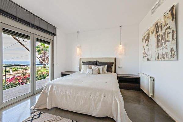 a1ffb199-c8d3-4b4c-92f3-9a4a363aa25b