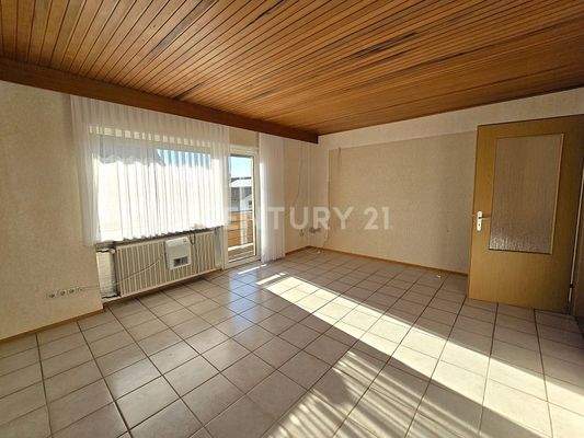 Helles lichtdurchflutetes Wohnzimmer mit Zugang zum Balkon