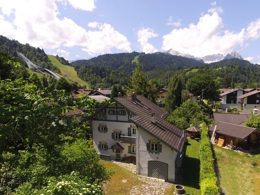 Lage im Hintergrund die Skisprungschanze