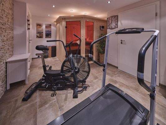 Fitnessbereich mit finnischer Sauna