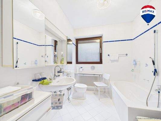 RE/MAX Immobilien DeLux Wohn-Geschäftshaus Merzig Badezimmer