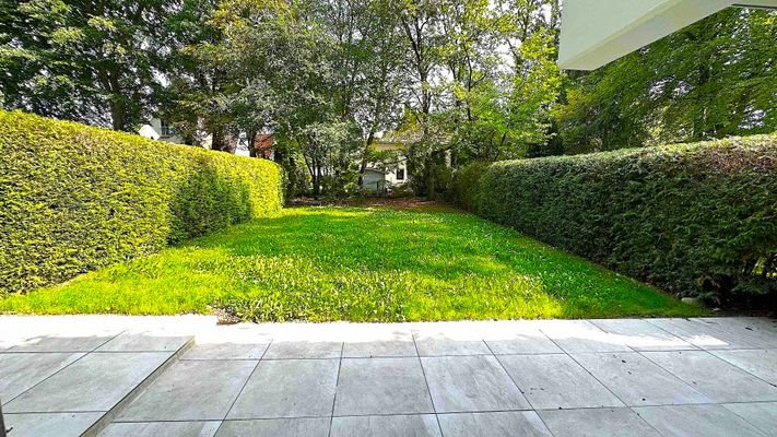 Terrasse mit Blick in den Garten.jpg