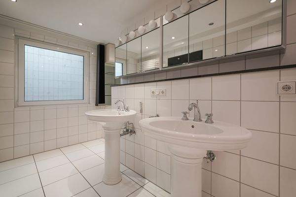 Großes Badezimmer UG