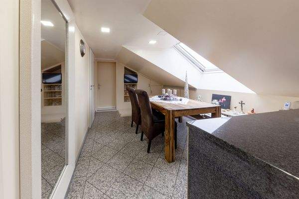 Dachgeschoss Essbereich mit Falltüre hinten