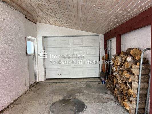 überdachtes Garagentor in weiß