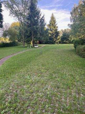 gepflegte, weitläufige Grünanlage Bild 1