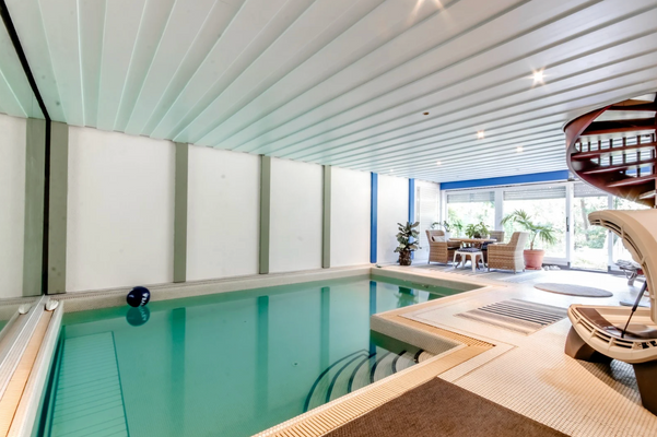 Schwimmbad mit Sauna