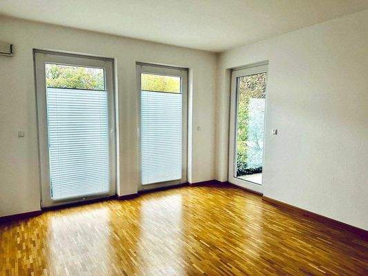 Das Schlafzimmer mit Zugang zur Terrasse