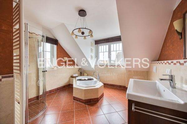 Nostalgisches Bad mit bodengleicher Echtglasdusche