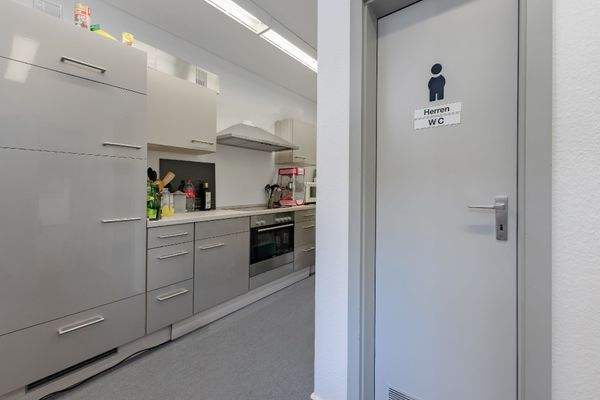 Aufenthaltsraum mit Küche und WC-Anlagen