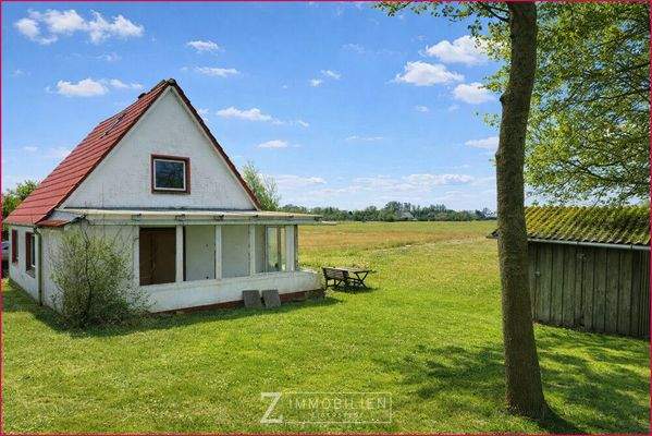Bestandsgebäude mit Blick über die Felder