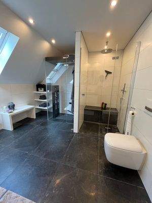 Badezimmer mit Infrarotkabine 