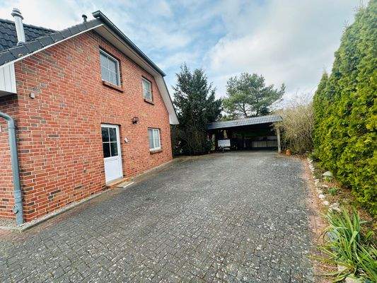 Seitenansicht mit Doppelcarport