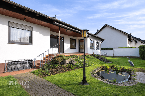 Teich mit Blick in den Garten