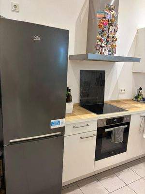 Moderne Küche mit Geräten