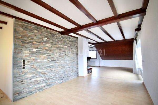 Esszimmerbereich mit Zugang zum Wohnzimmer 