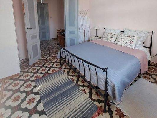 Kreta, Kalyves: Elegante neoklassizistische Villa am Meer zu verkaufen