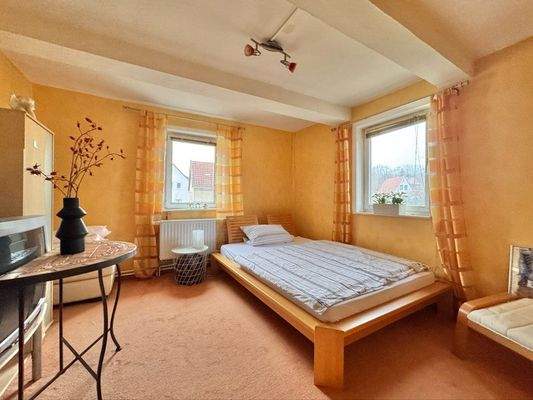 Lichtdurchflutetes Kinderzimmer (OG)