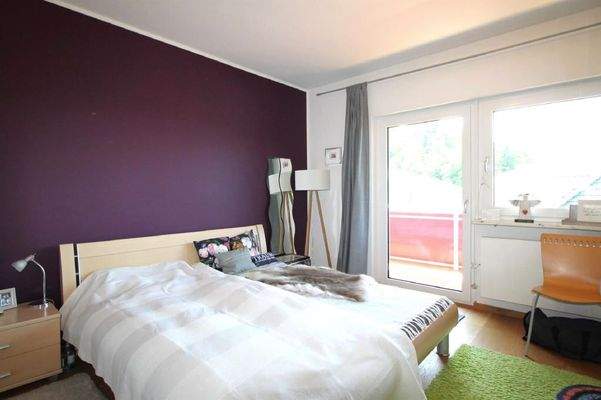 OG: Zimmer 2 mit Zugang zum Balkon 1