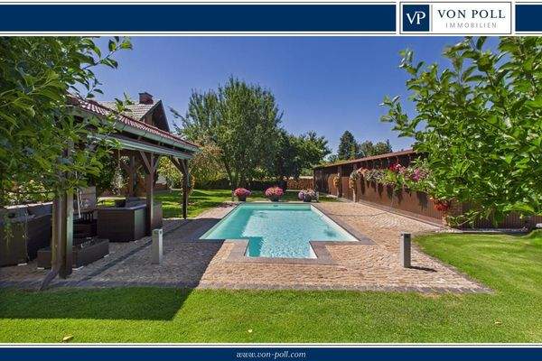 Gepflegte Pool- und Gartenanlage