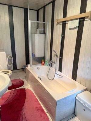 Badezimmer mit Wanne im EG