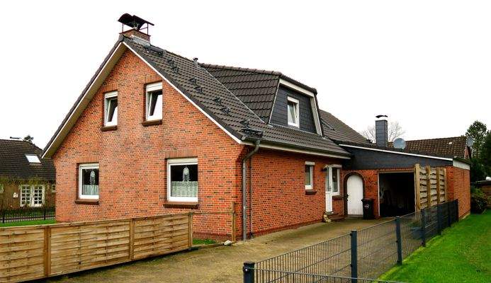 Straßenansicht mit Garage