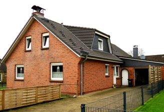 Straßenansicht mit Garage