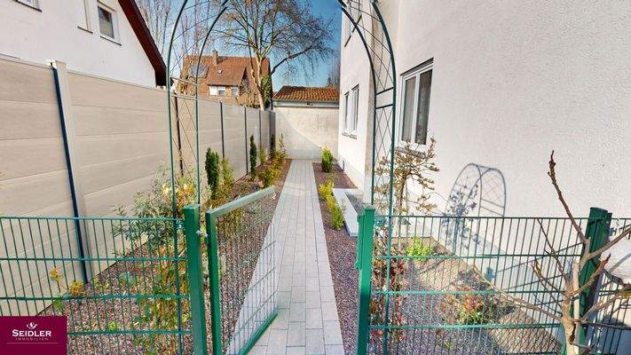 Zugang zum Carport, seitl. das Zimmer 4