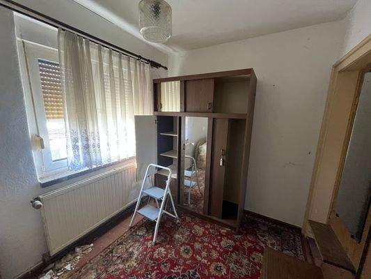 Kinderzimmer mit Blick zur Tür.JPG