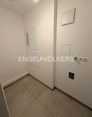 Praktischer Hauswirtschaftsraum mit Waschmaschinen-Anschluss