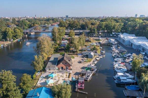 Vogelperspektive mit Bootsanlieger 