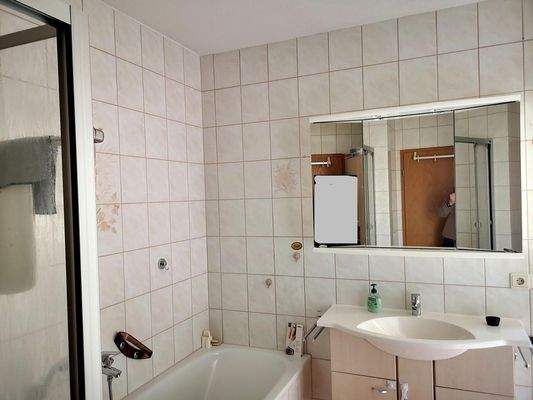 Tageslichtbad mit Dusche+Wanne