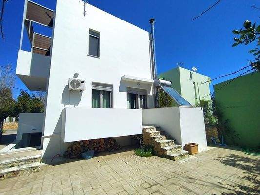 Kreta, Atsipopoulo: Geräumige 2-stöckige Villa in einem ruhigen Dorf in der Nähe des Meeres zu verkaufen