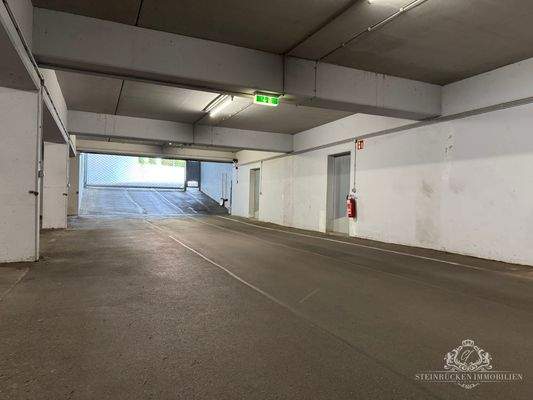 abgeschlossene Tiefgarage