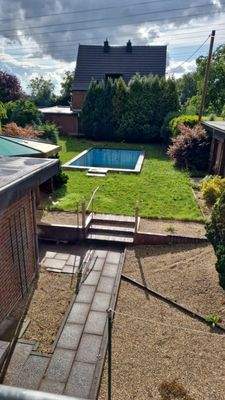 Großer Garten mit Poolbereich.jpg