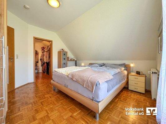 (Eltern-)Schlafzimmer + Ankleide