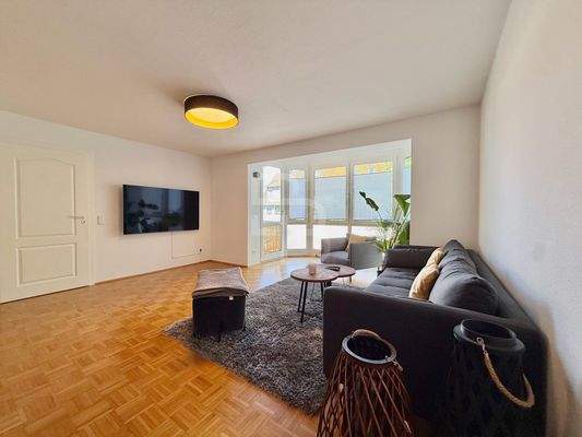 Wohnzimmer mit Zugang zum Balkon 