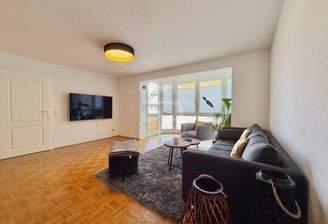 Wohnzimmer mit Zugang zum Balkon 